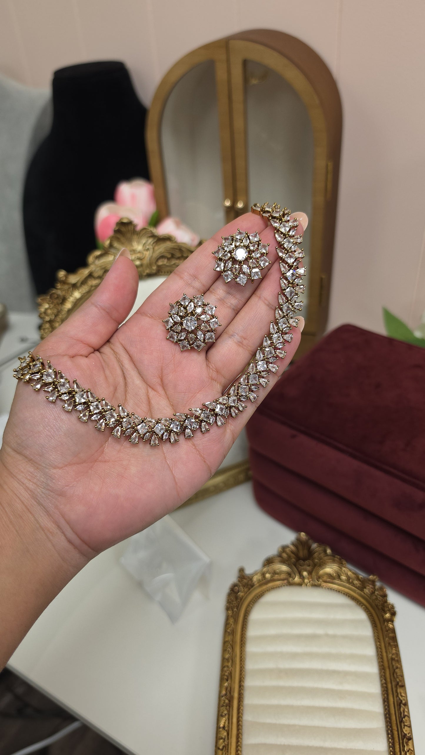 Suhana necklace with Studs (Clear)