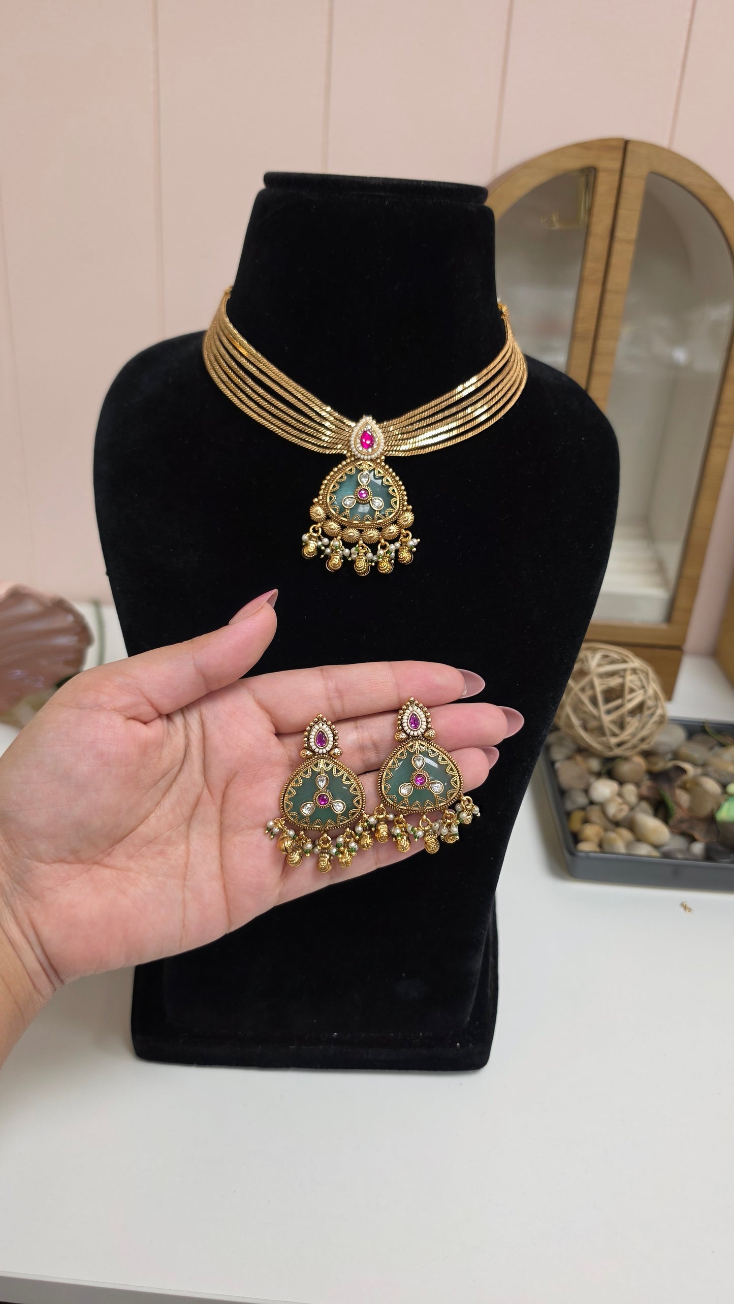 Jheel hearitage kundan set