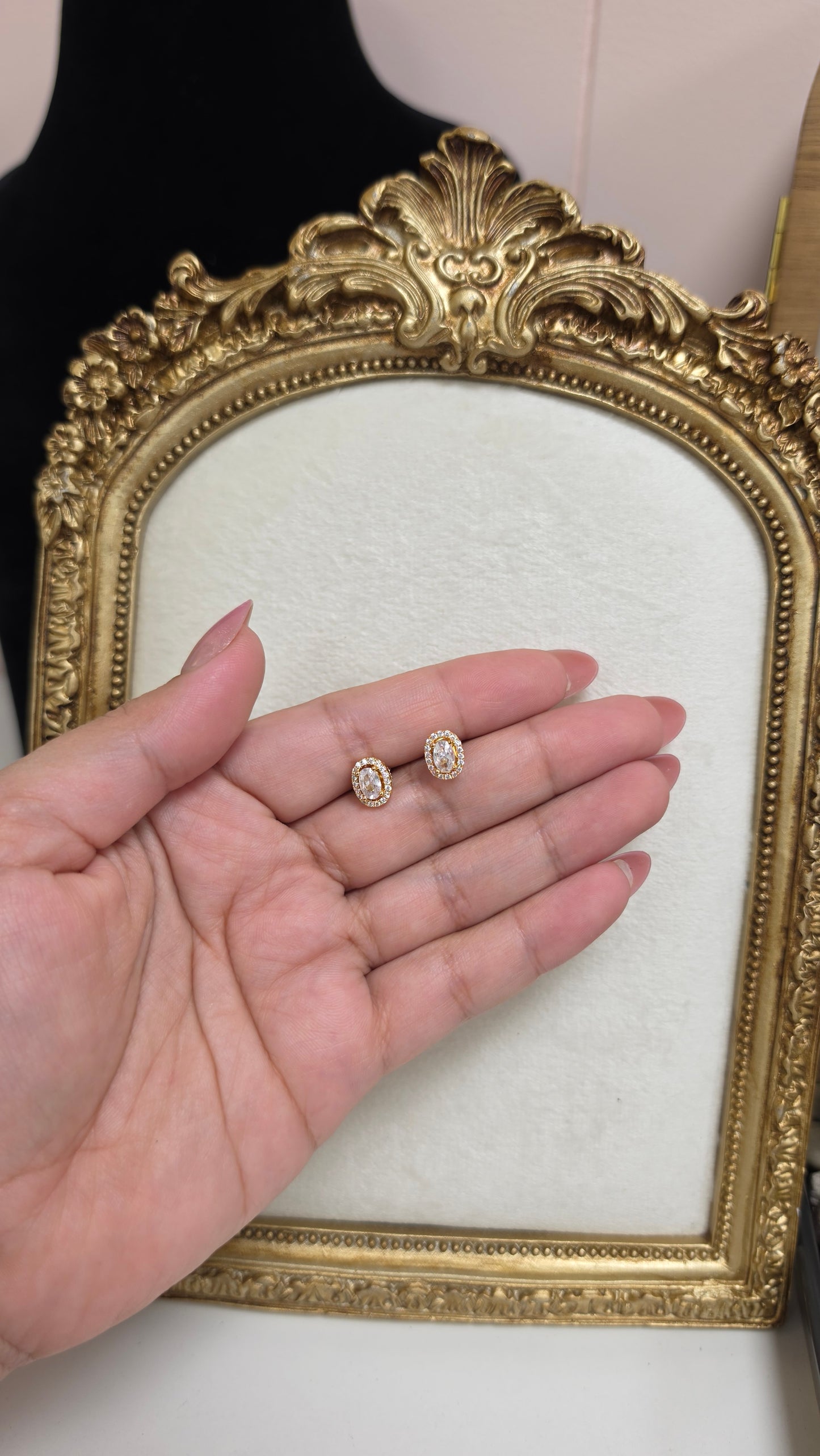 Qeerat studs