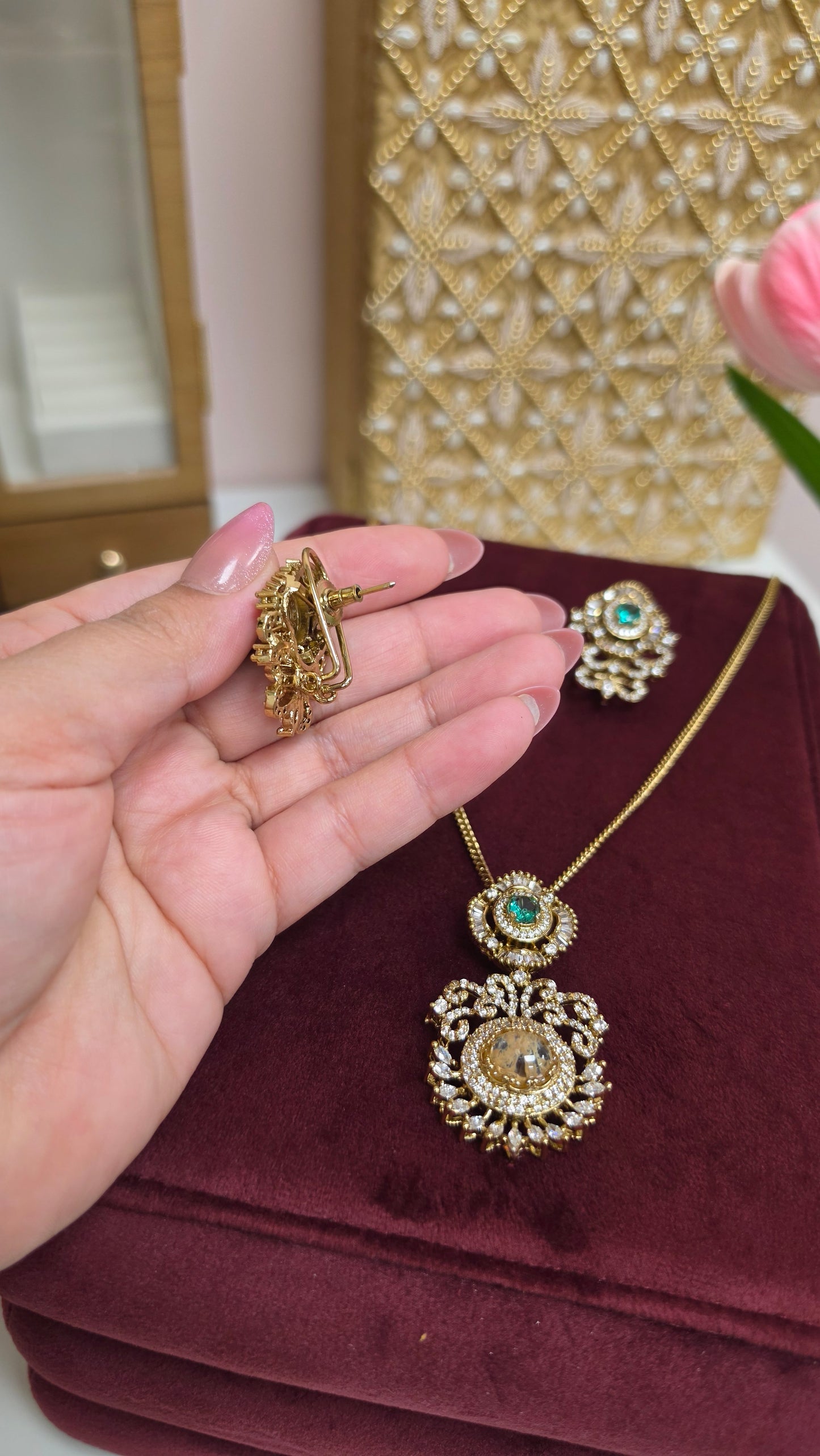 Tanuvi sabya inspired long pendent set(green)