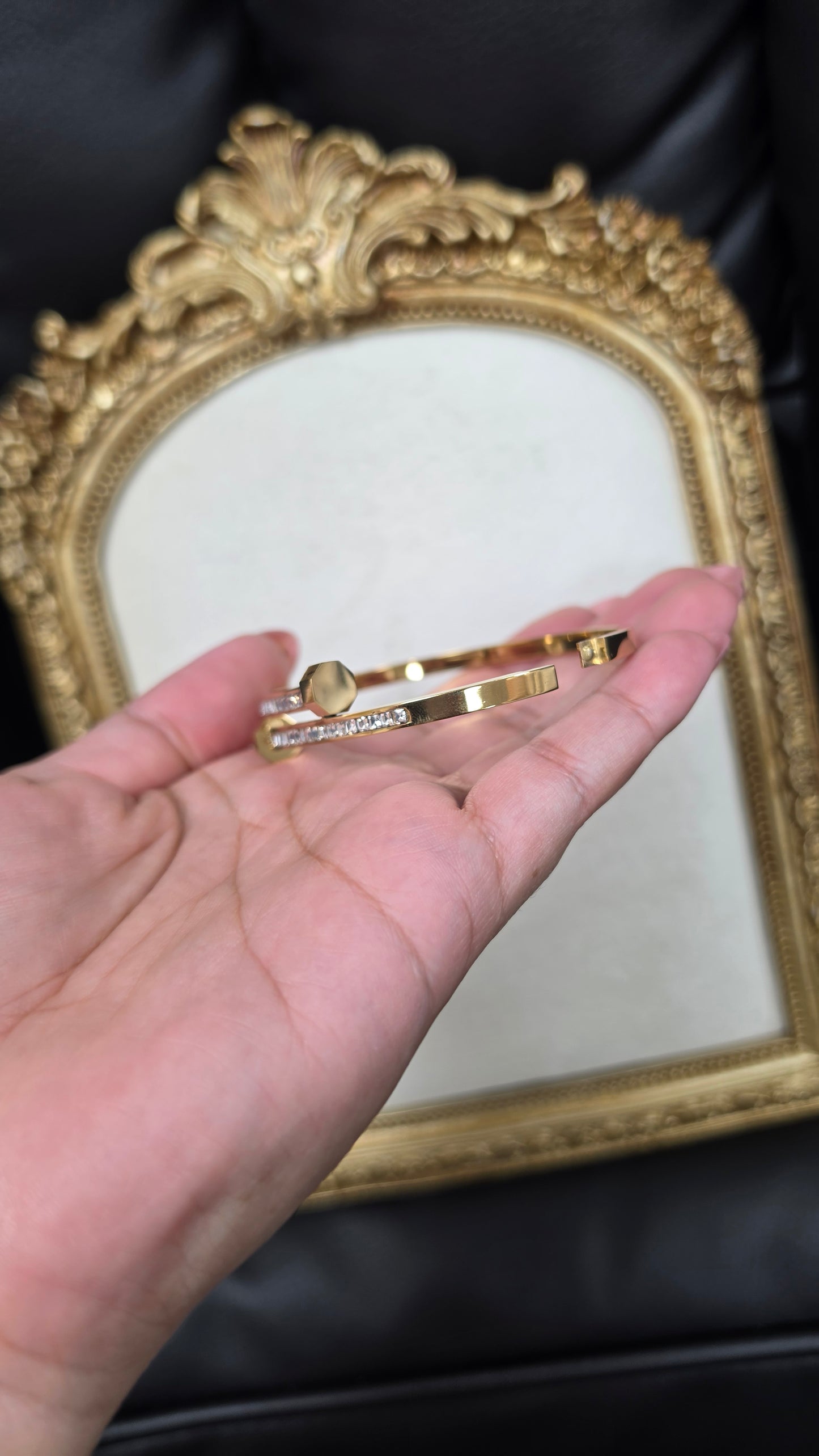 Avni gold bracelet for bhabhi(Women)