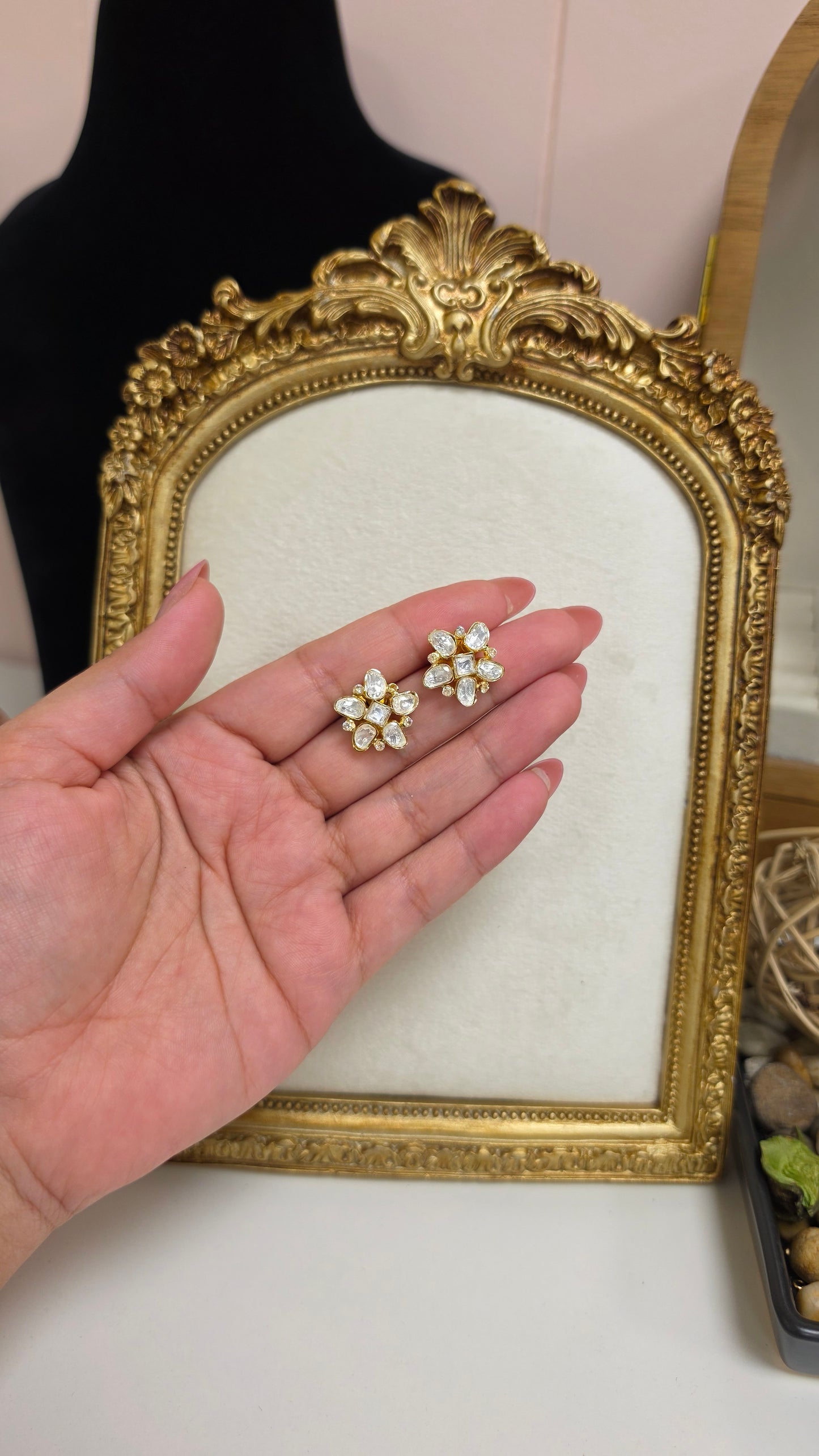 Kavia kundan Studs