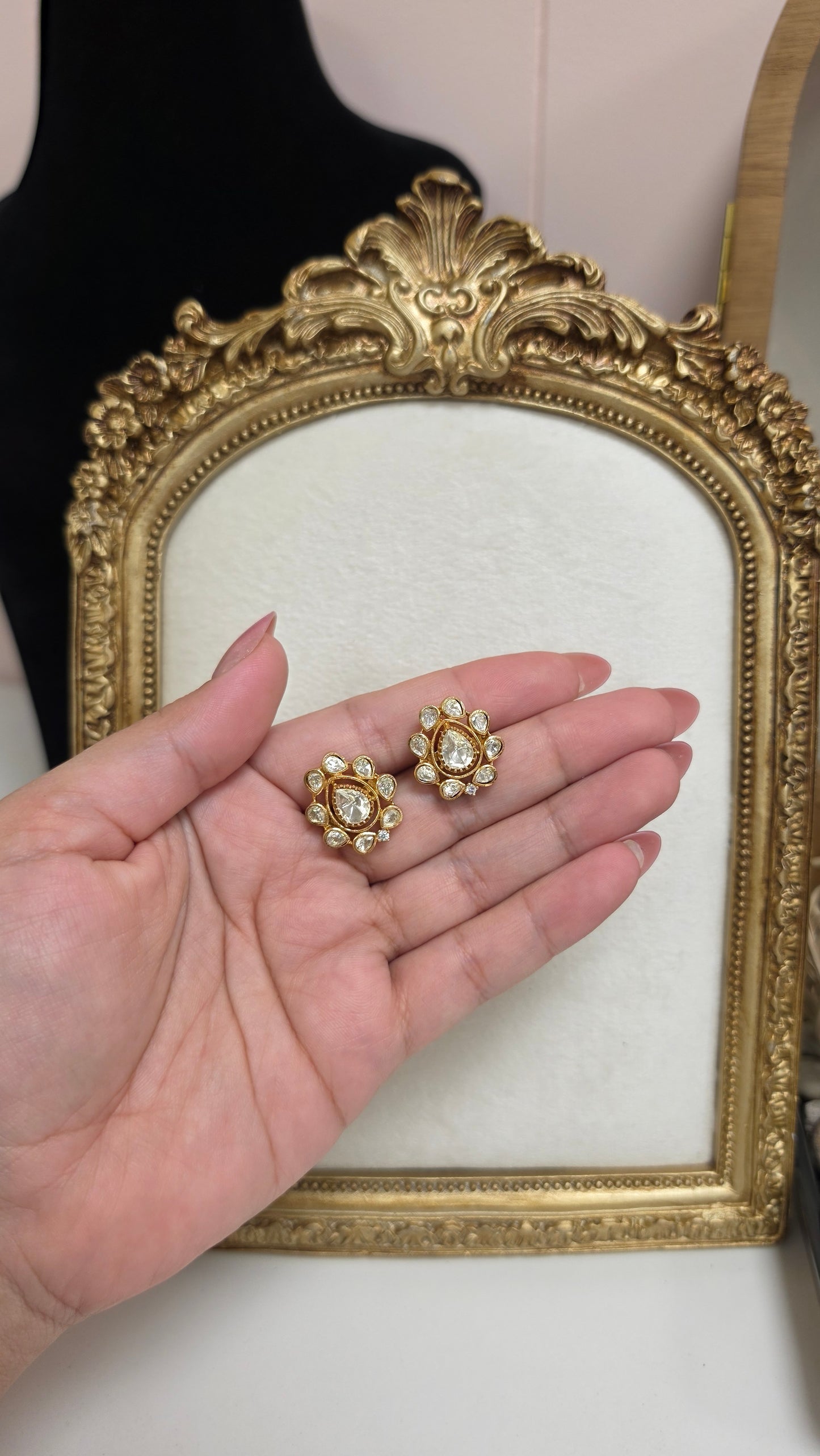 Punya sunheri kundan studs