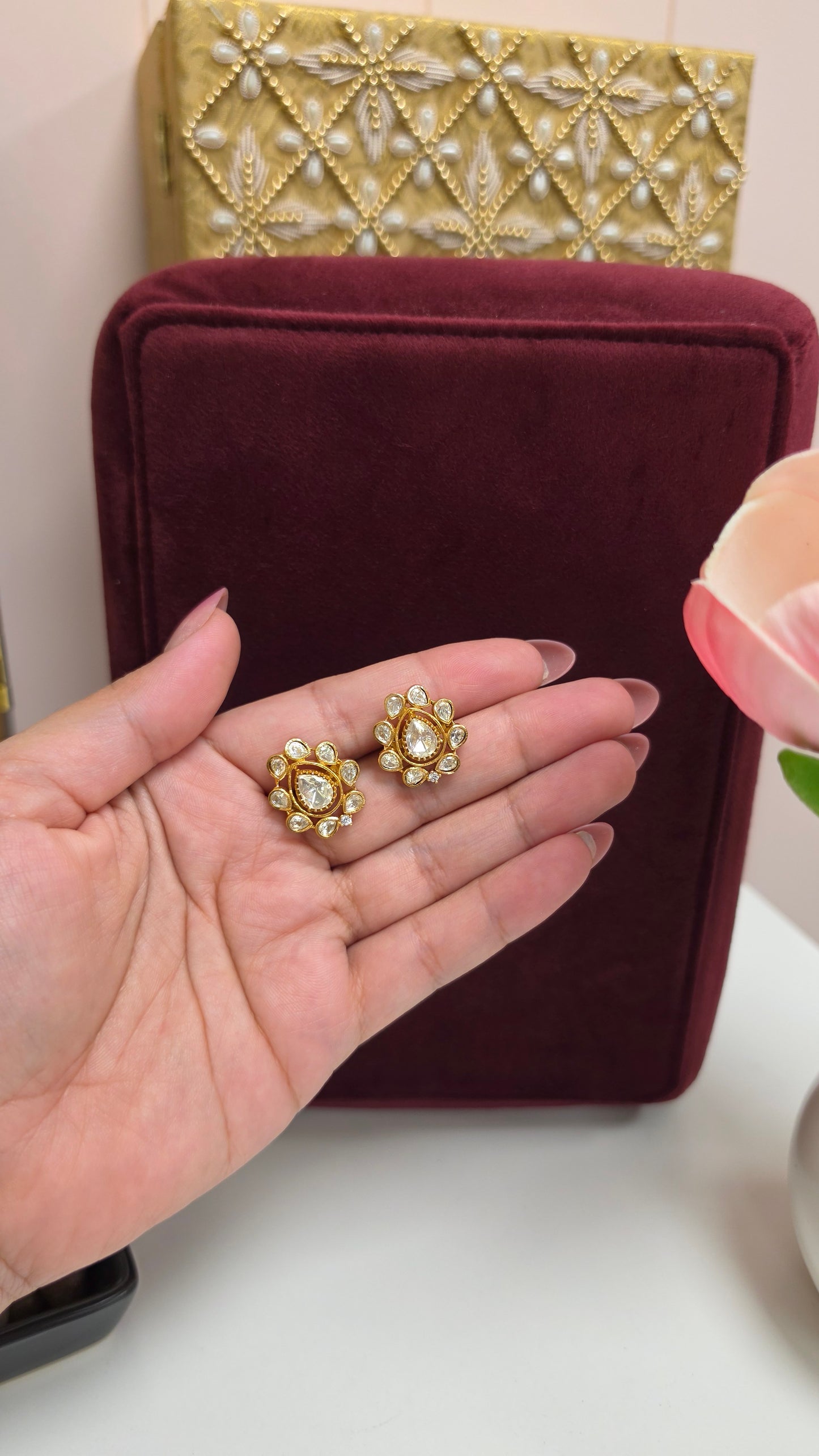 Punya sunheri kundan studs