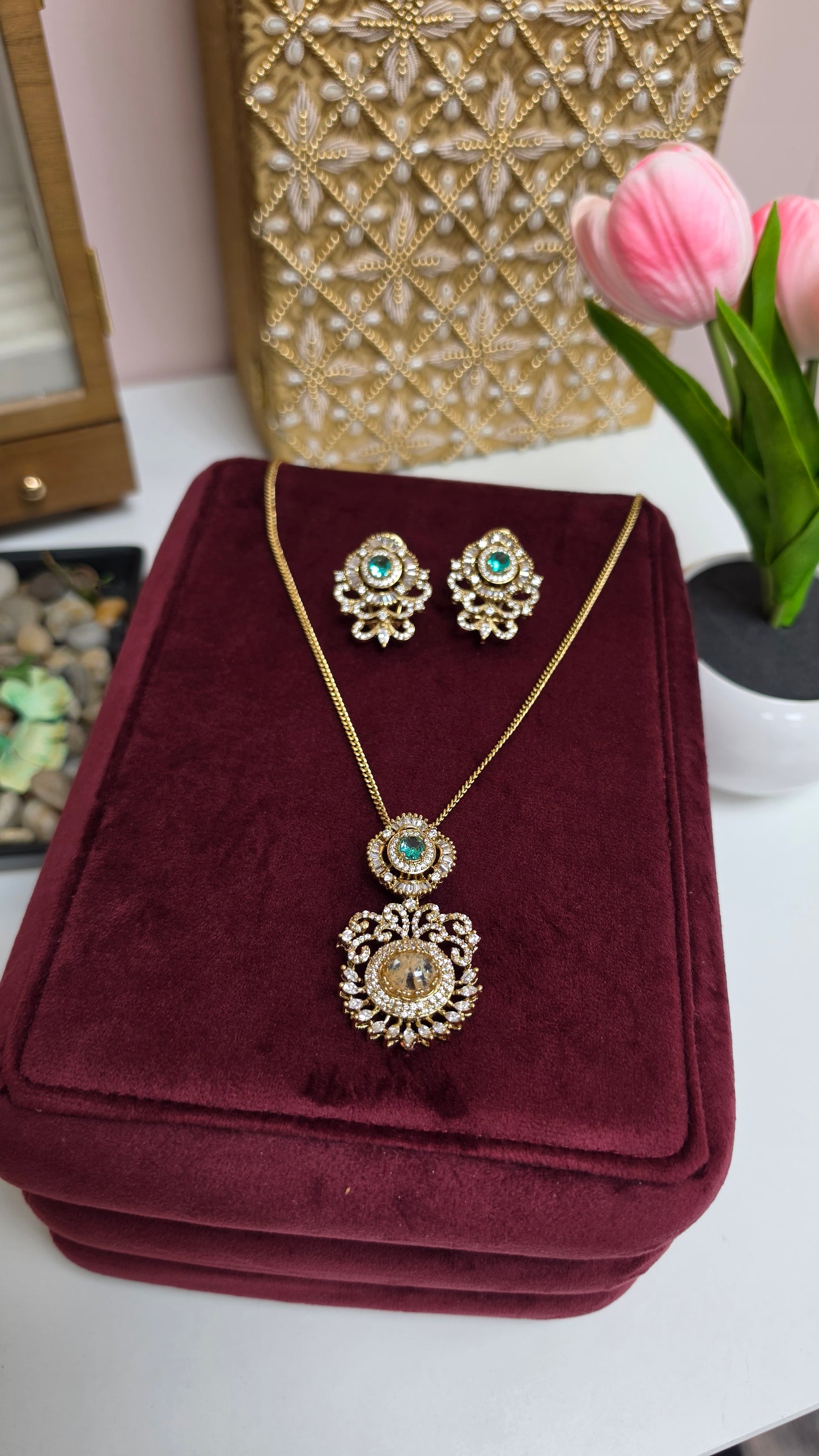 Tanuvi sabya inspired long pendent set(green)