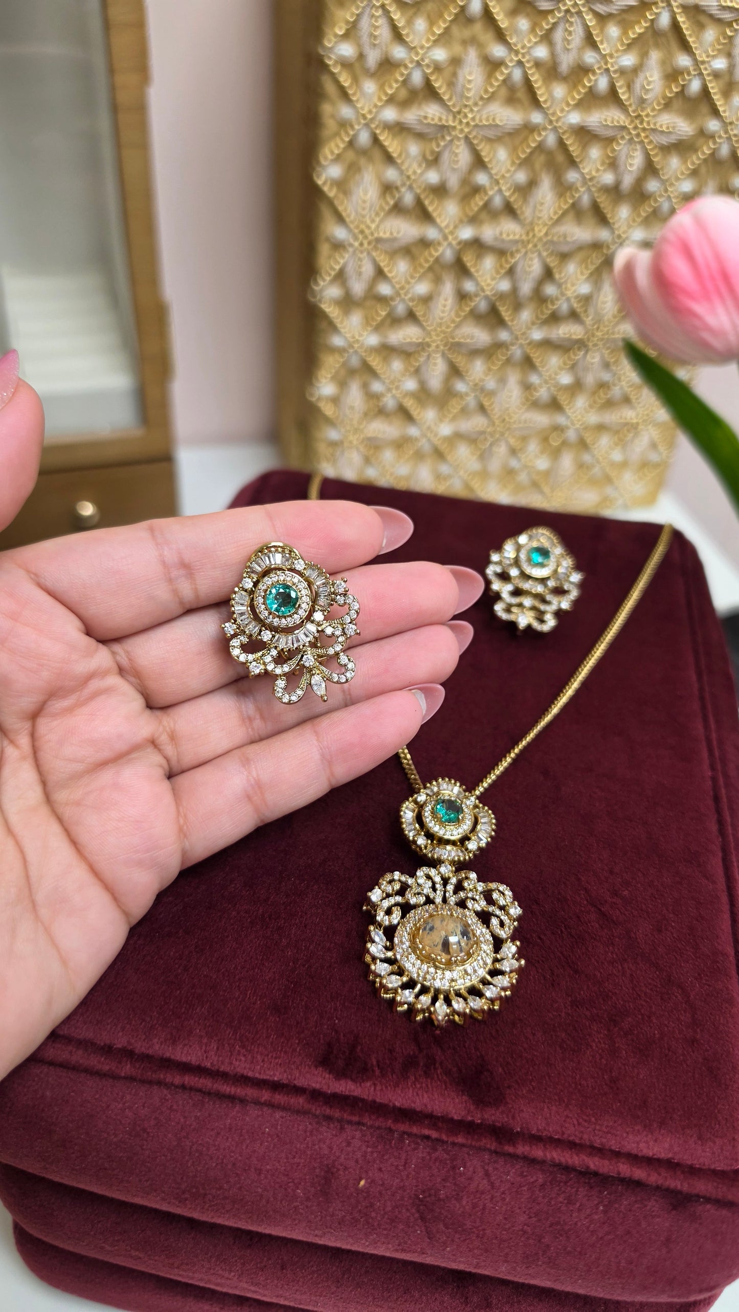 Tanuvi sabya inspired long pendent set(green)