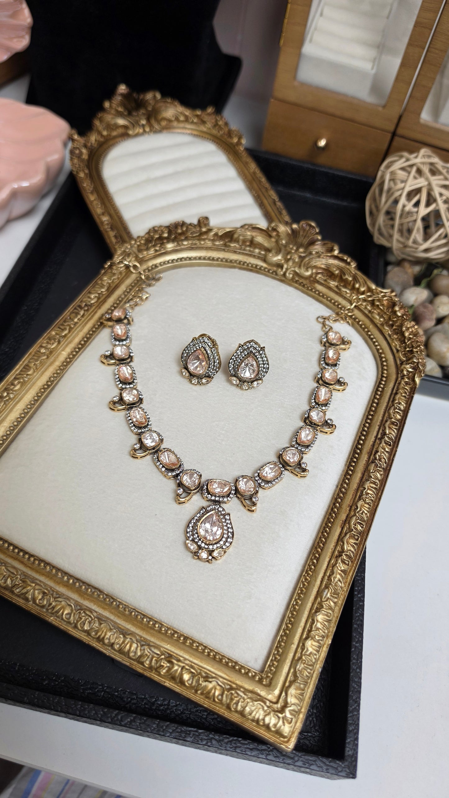 Areena premium moisonaite kundan set