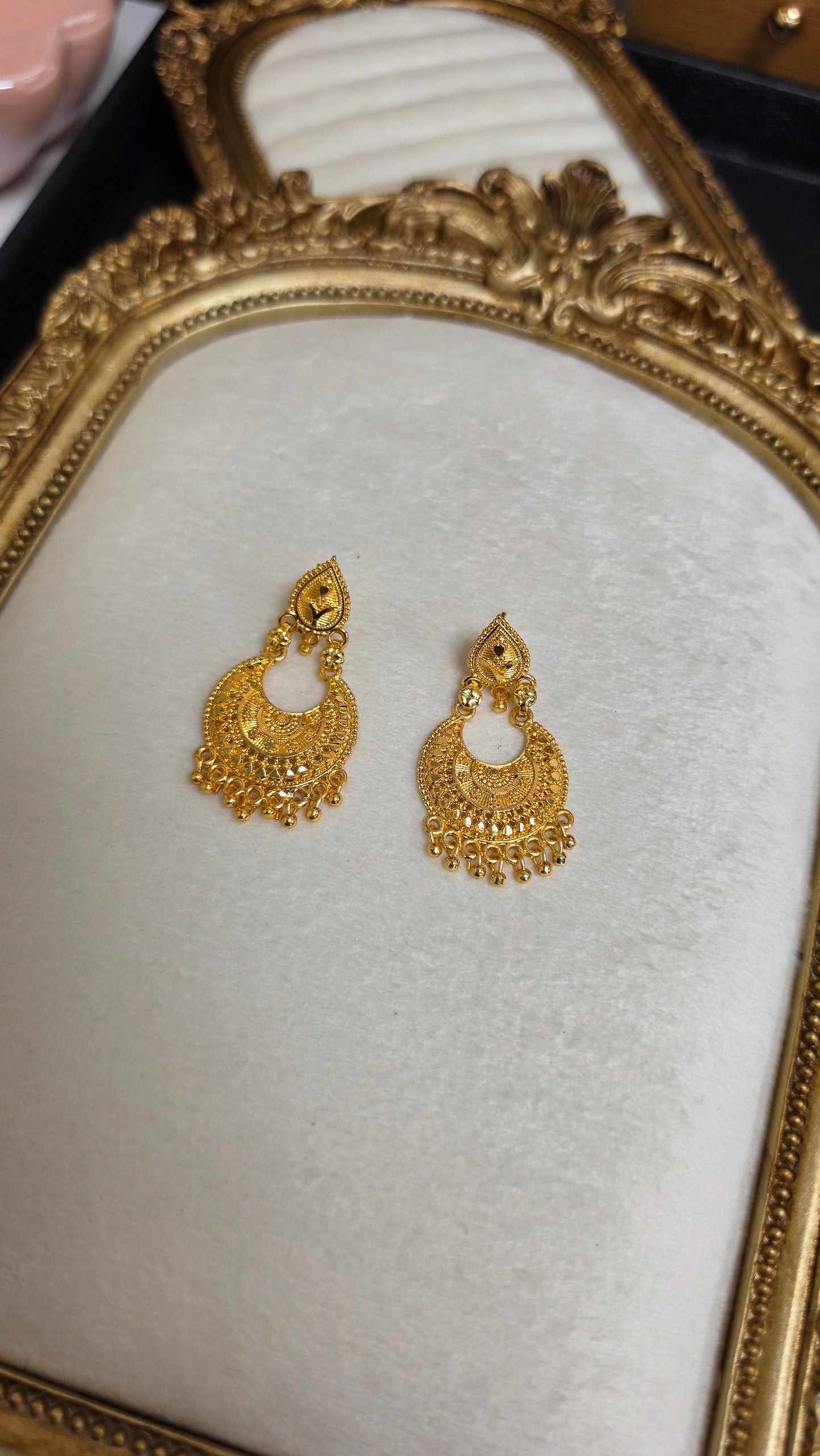 Aveera gold look earrings