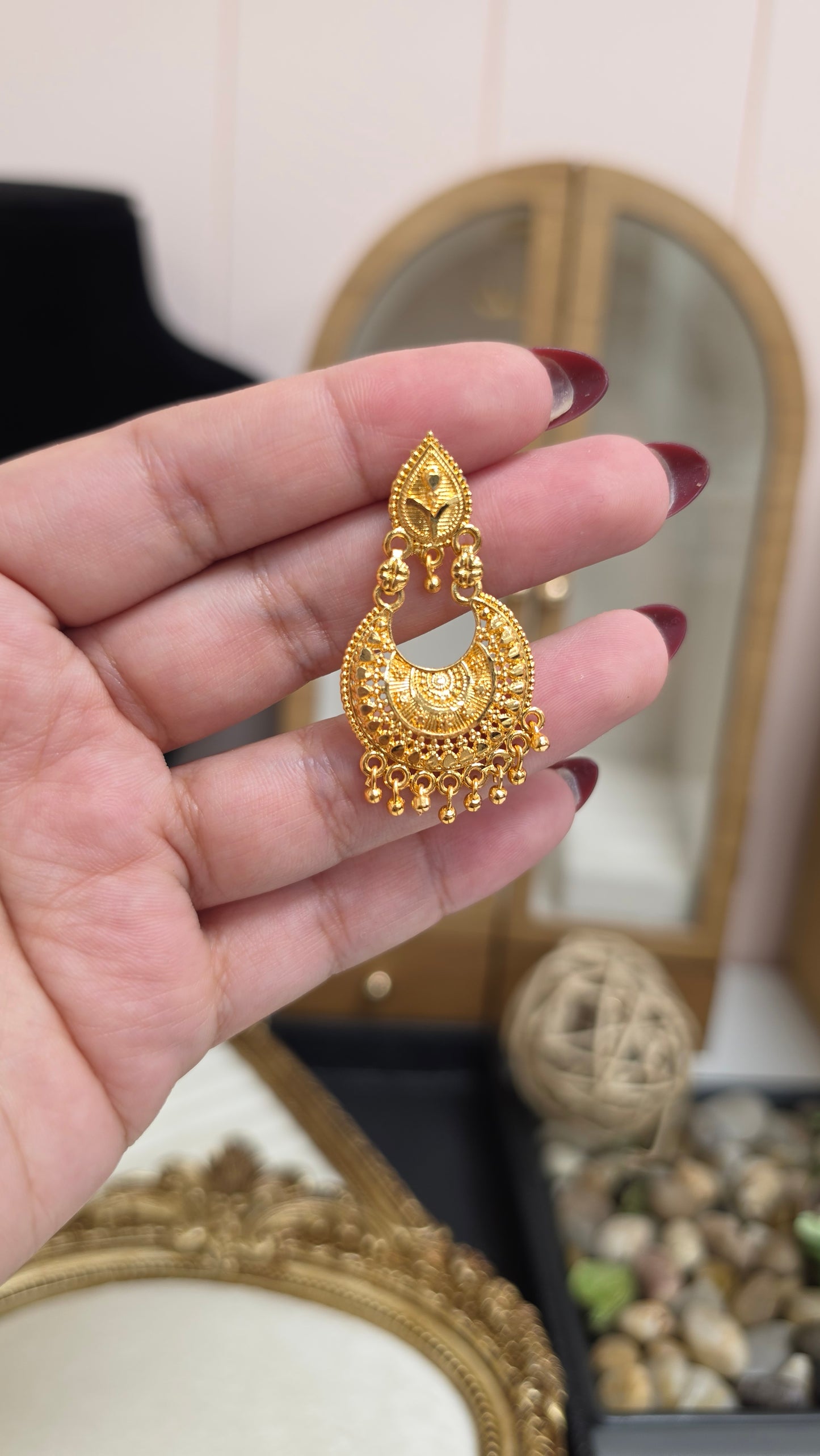 Aveera gold look earrings