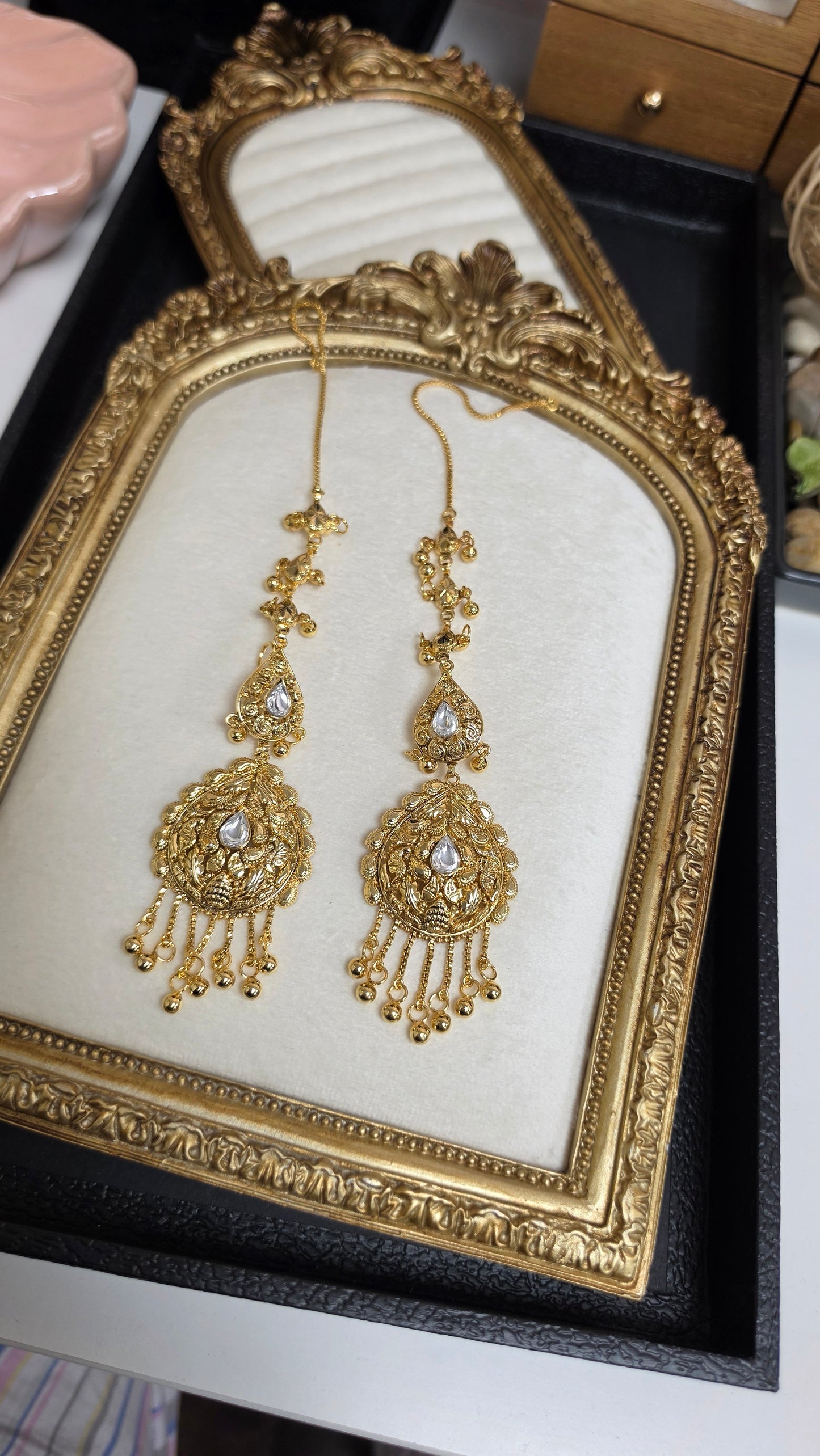 Amneet gold plated kundan Earrings (Gold)